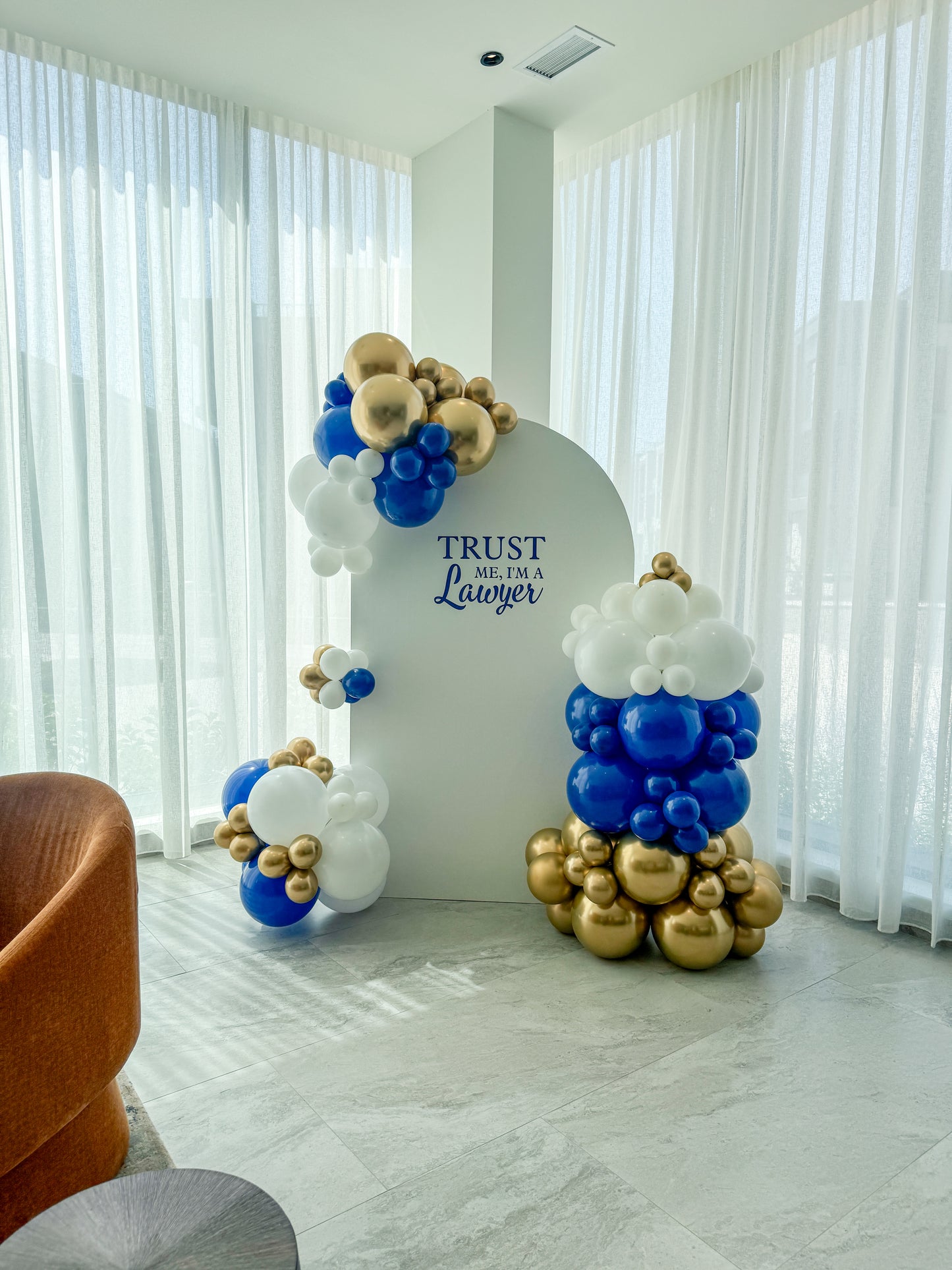 Large solid backdrop with simple balloons