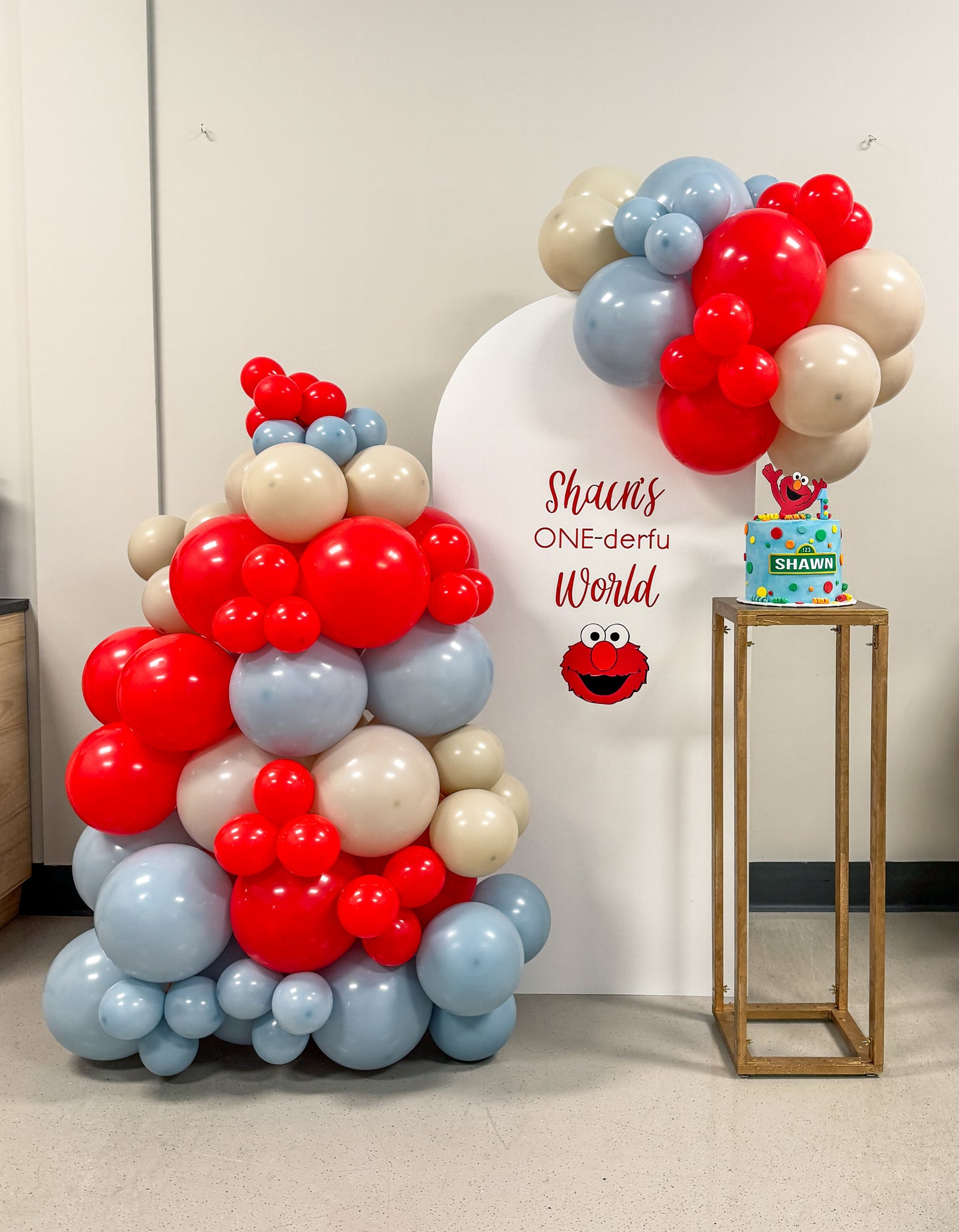 Middle solid balloons backdrop with a gold cake stand