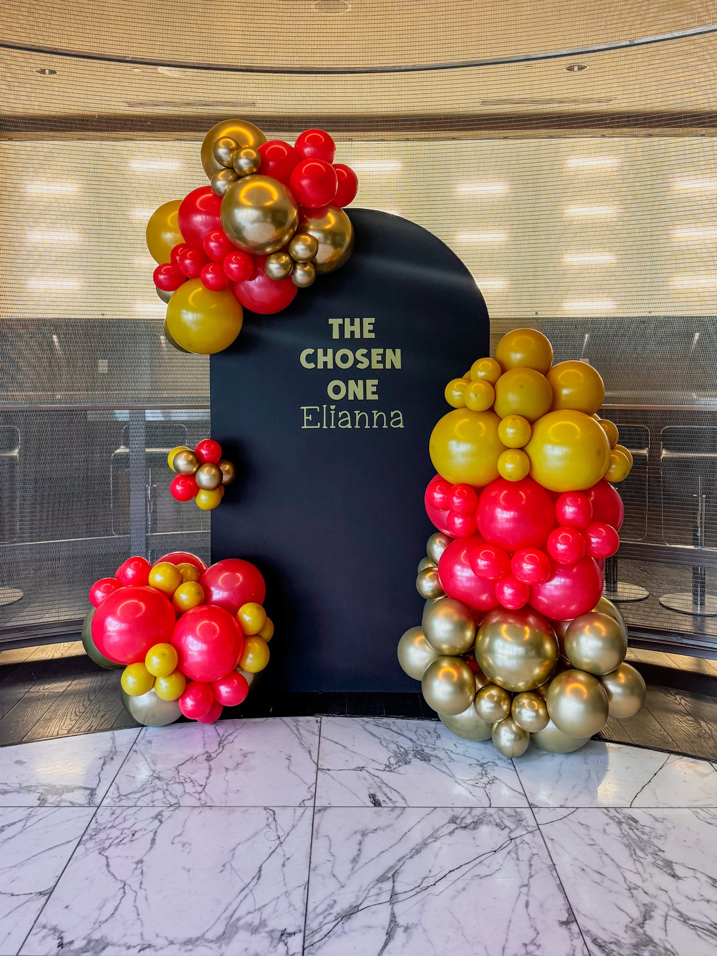 Large solid backdrop with simple balloons