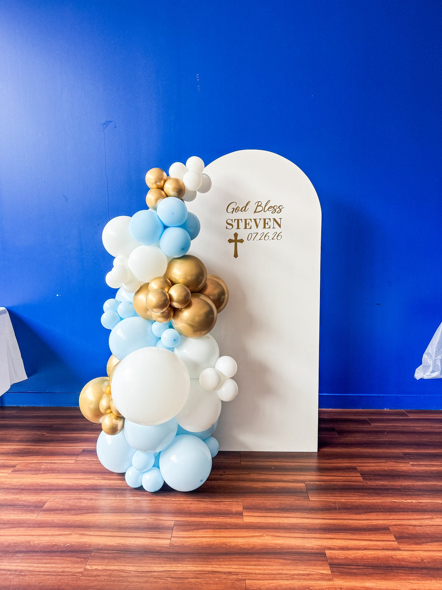 Middle solid wood backdrop with simple side balloons