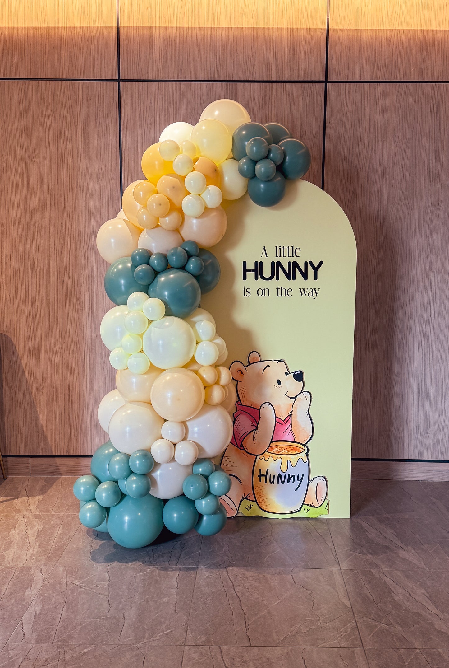 Middle solid balloon backdrop with cutout prop