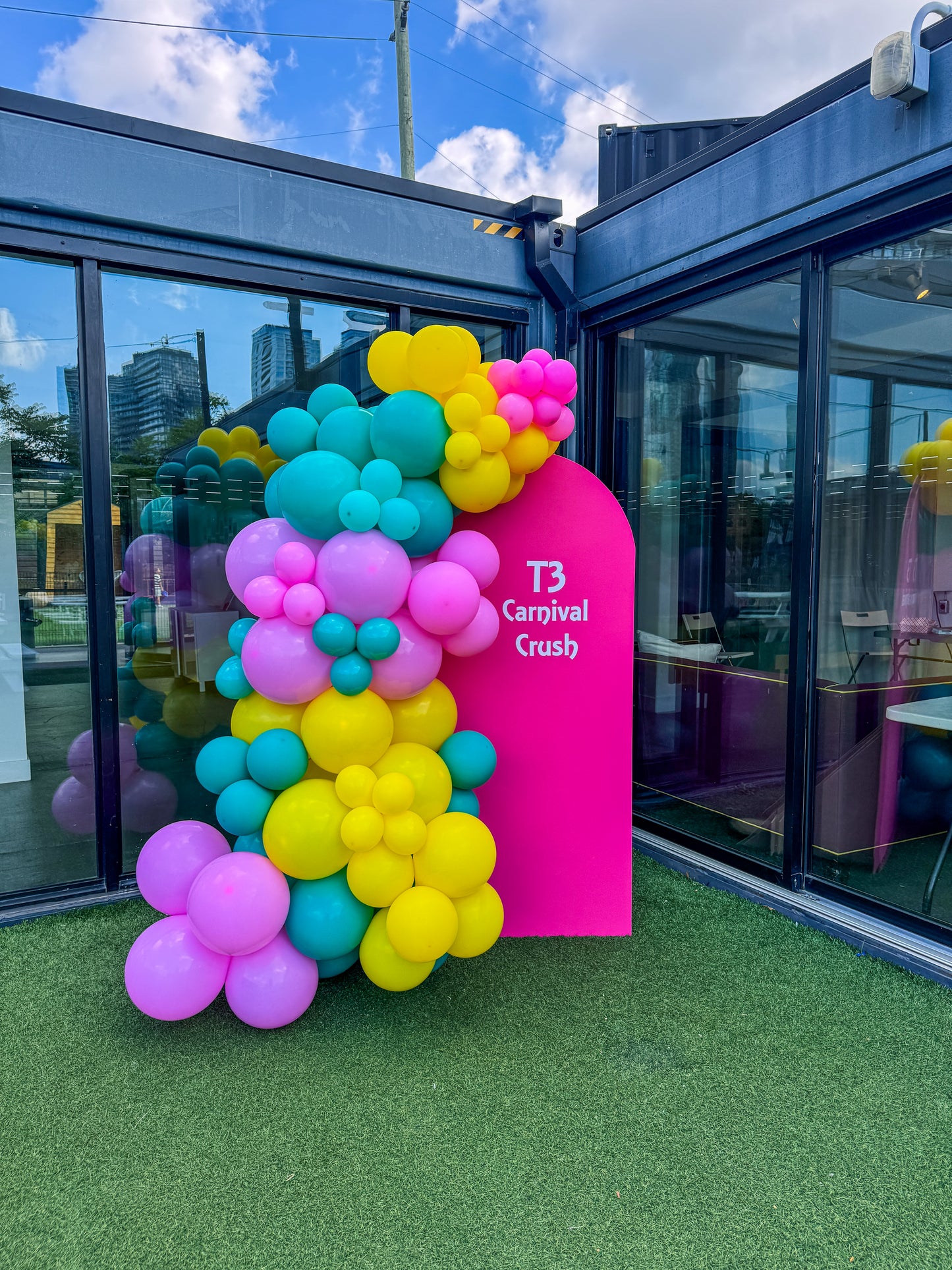 Middle solid balloon backdrop