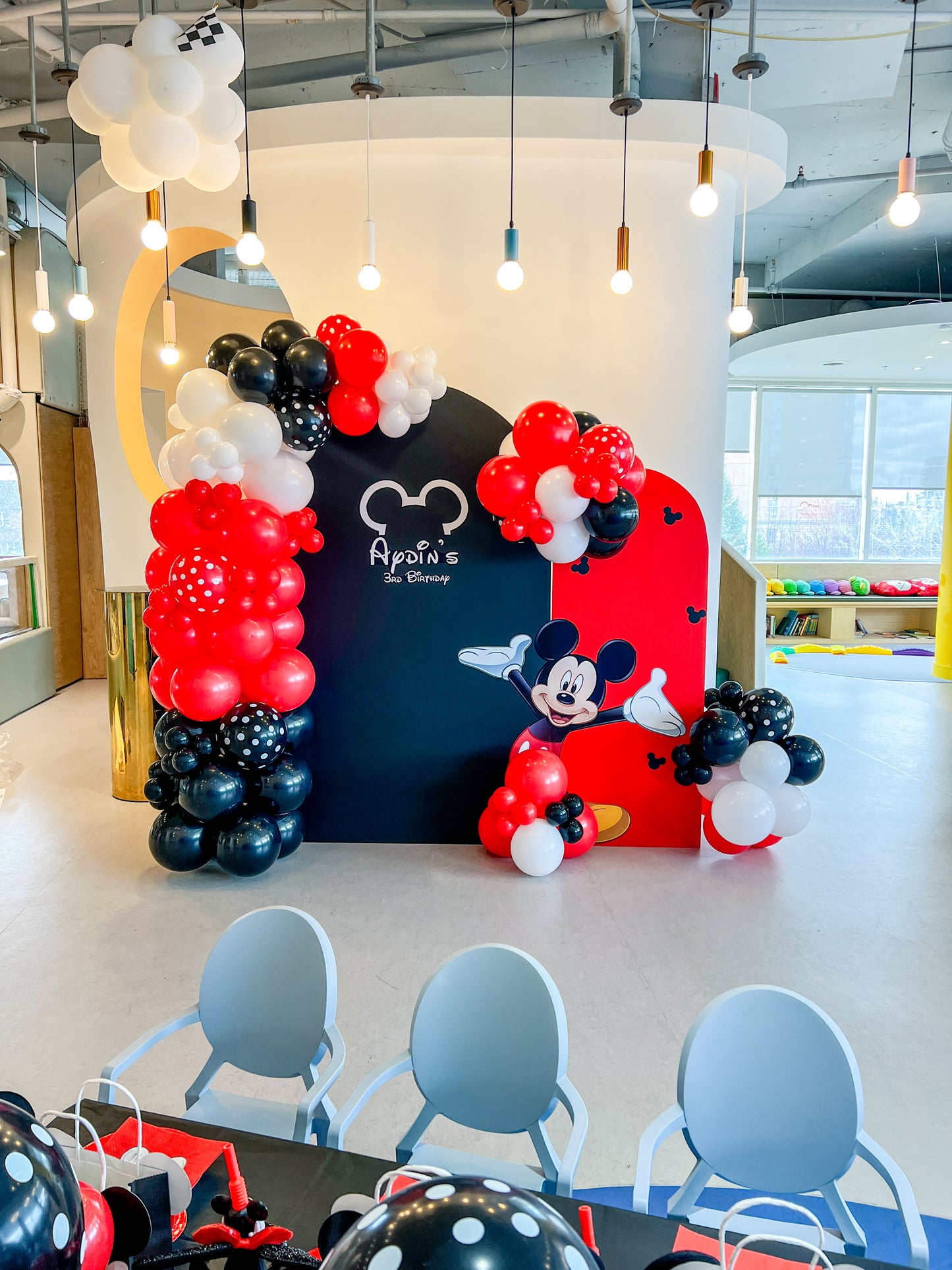 Themed double arch display