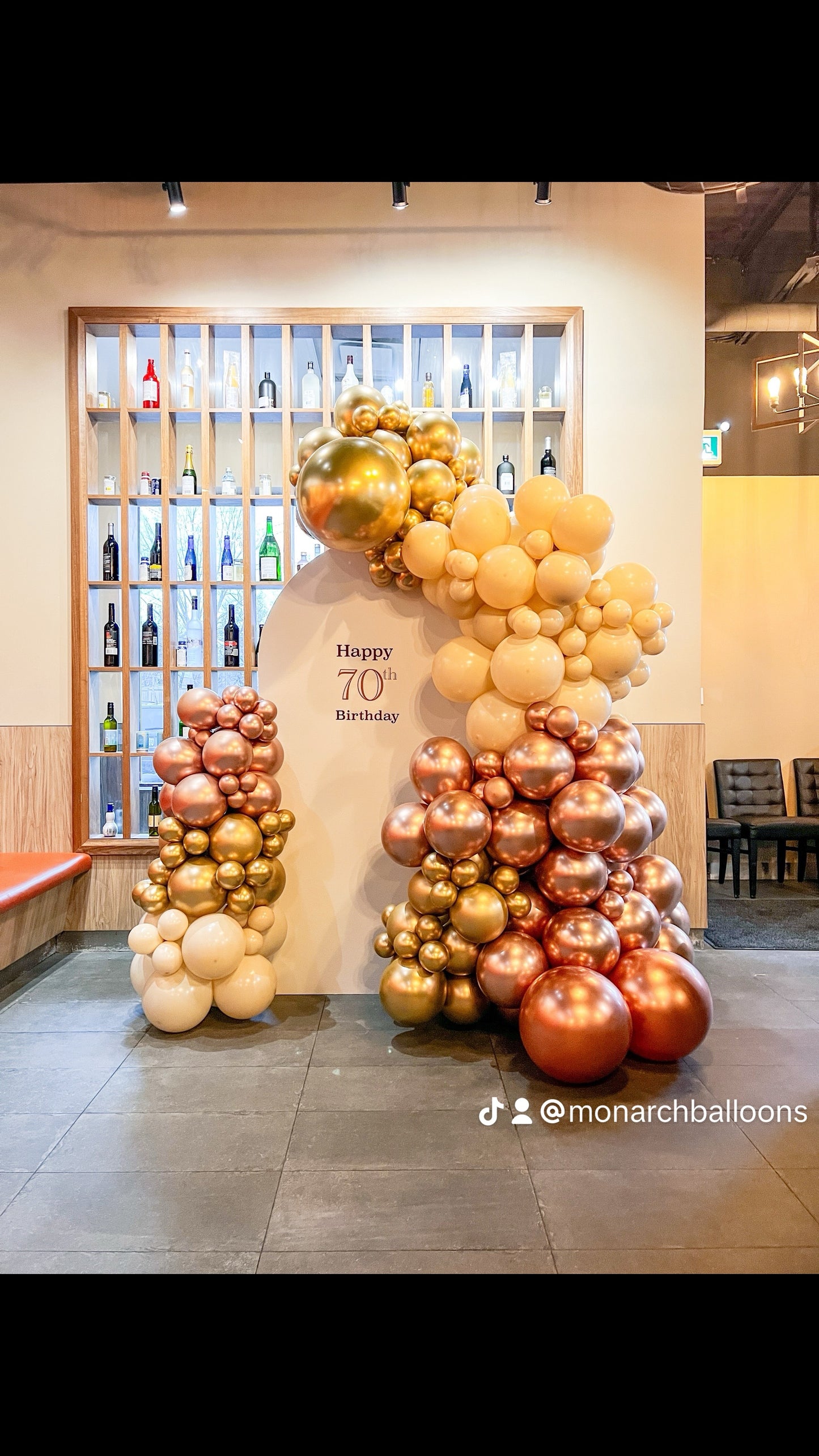 Solid backdrop with balloons (both sides)