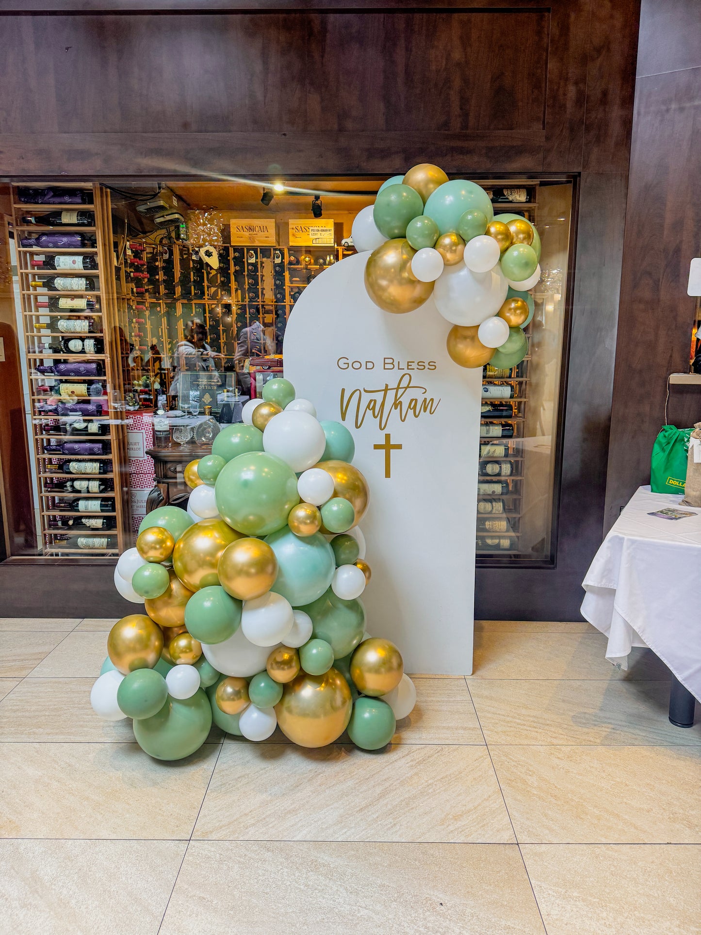 Middle solid balloon backdrop