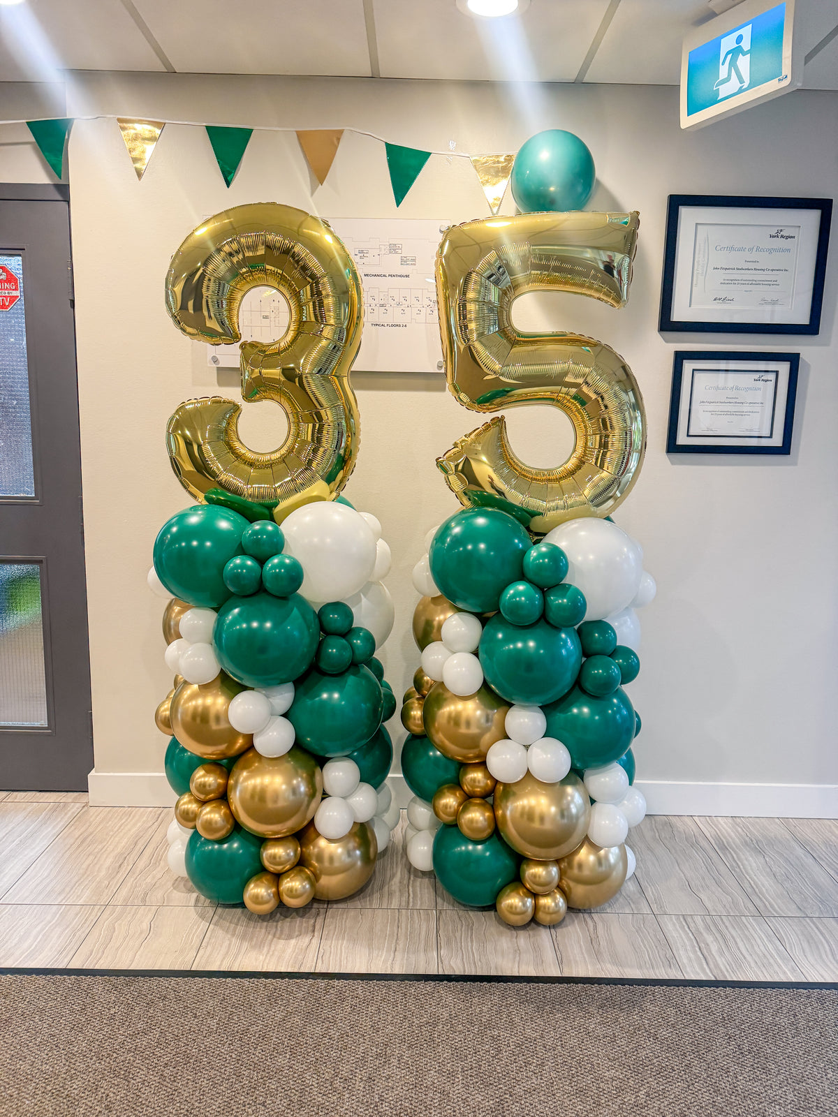 Stand alone aged balloon pillar