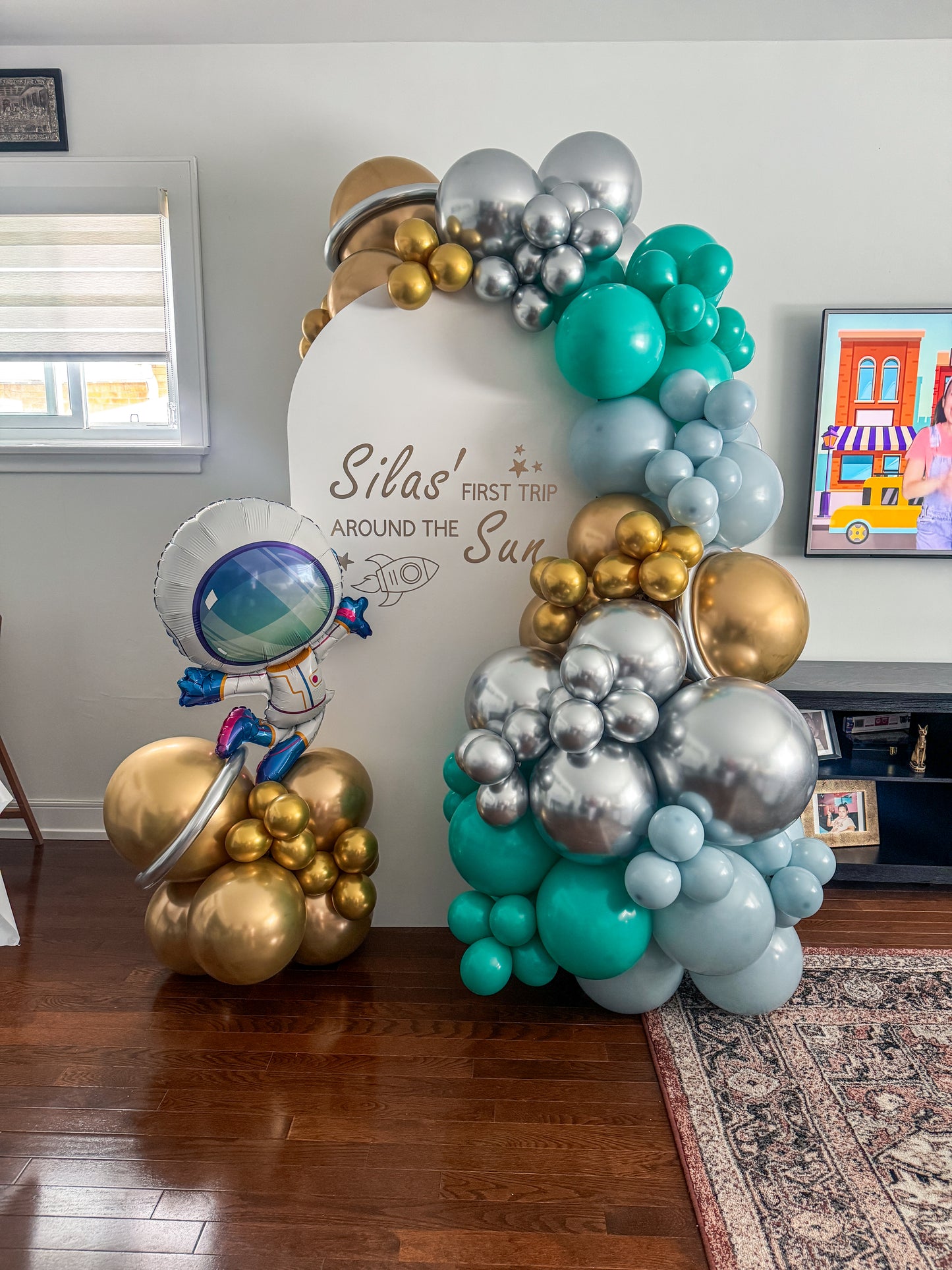 Middle solid astronaut themed balloon backdrop