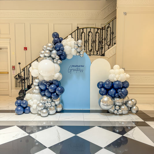 Double arch with balloons