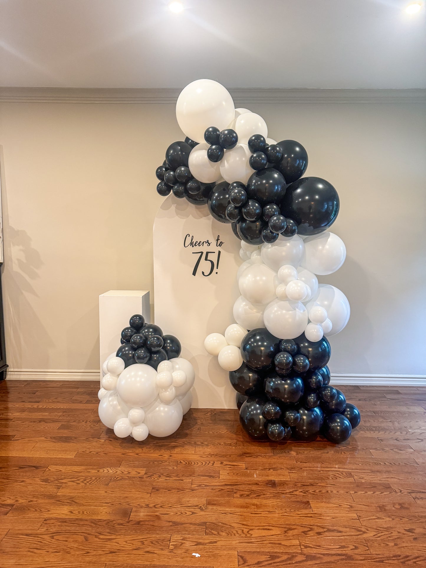 Middle solid balloon backdrop with cake stand