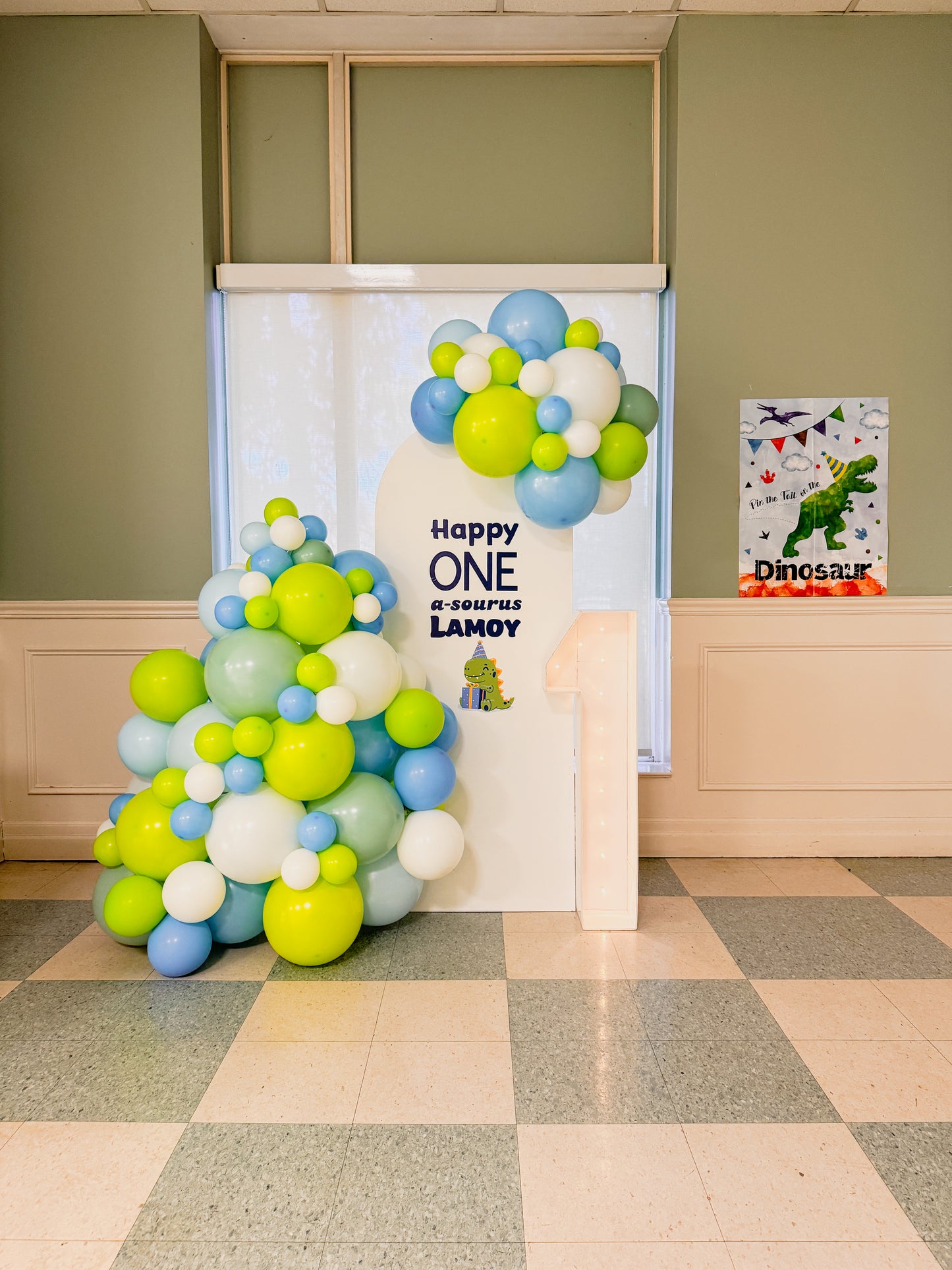 Mini solid balloon Dino themed display