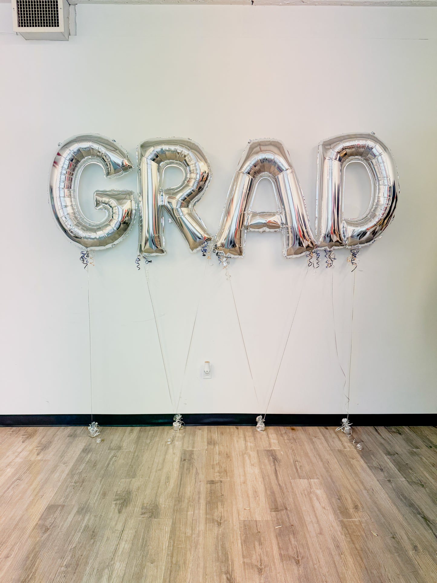 Jumbo GRAD foil helium letters on weight