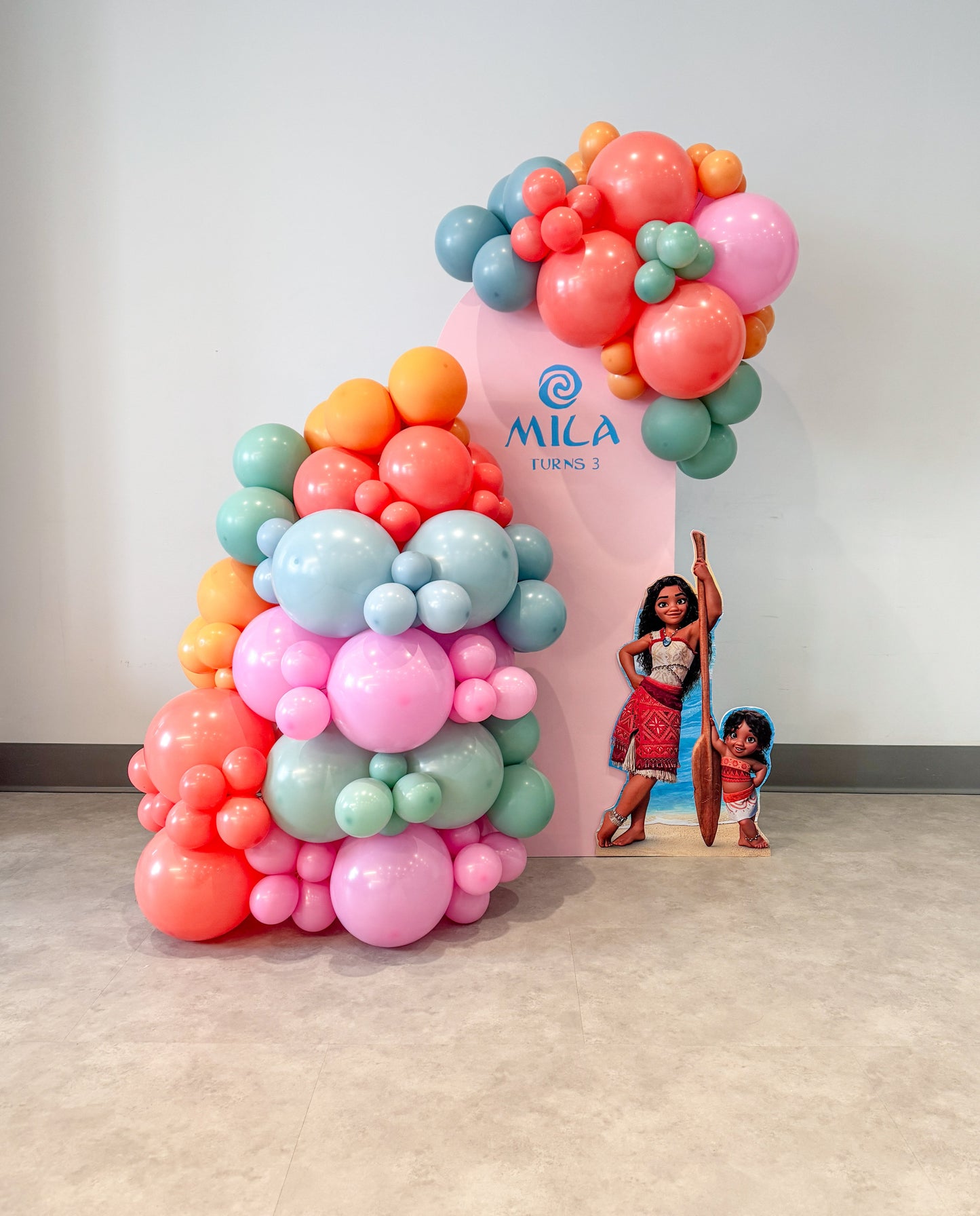 Mini solid balloon backdrop with cutout character