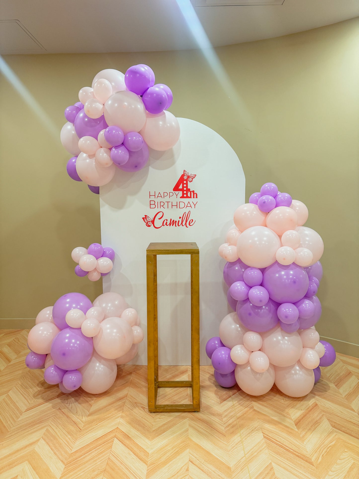 Large solid with simple balloons and gold cake stand