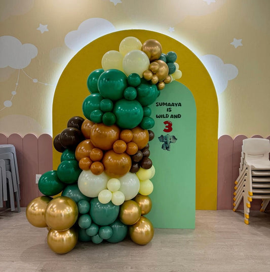 Jungle themed mini balloon arch