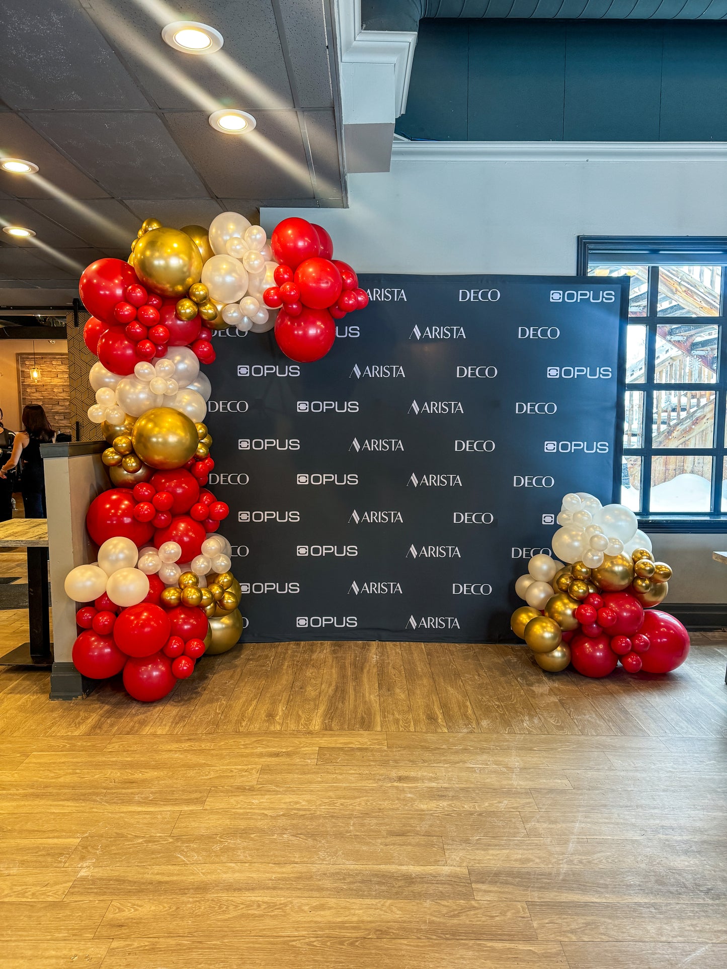 Uneven large garland