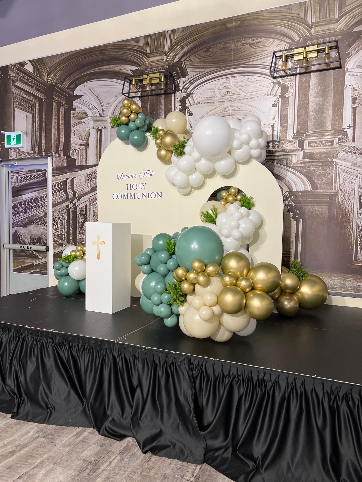 Double backdrop with balloons & cake stand