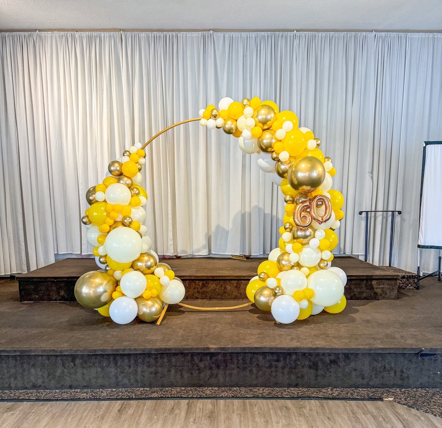 7.5 foot balloon arch