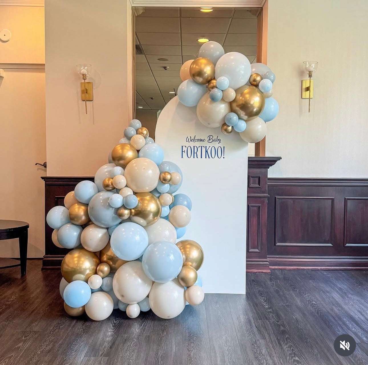 Middle solid balloon backdrop