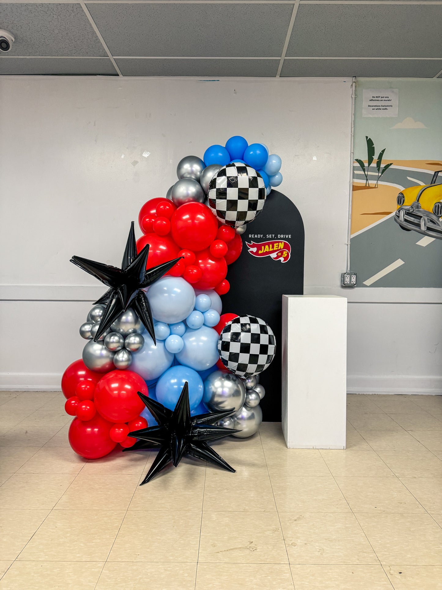 Mini solid balloon backdrop, 2 cutouts or foils and one cake stand