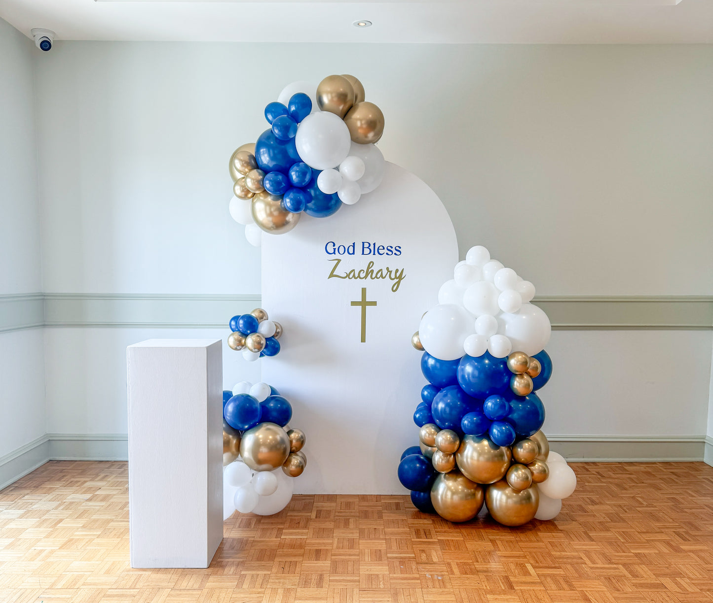 Large solid simple balloons with solid wood cake stand