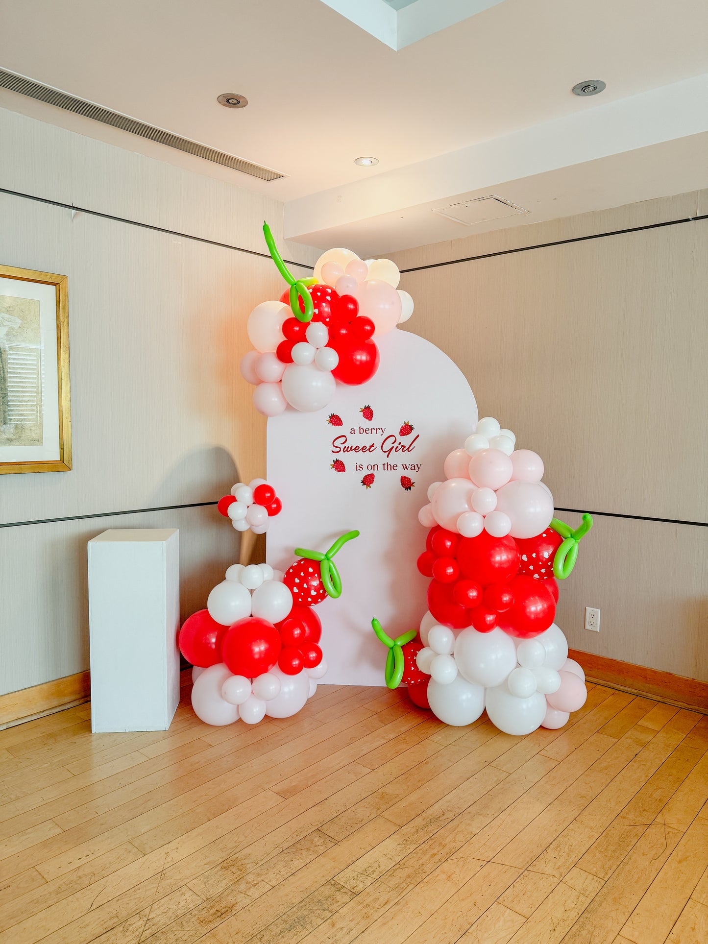 Large solid simple balloons with solid wood cake stand