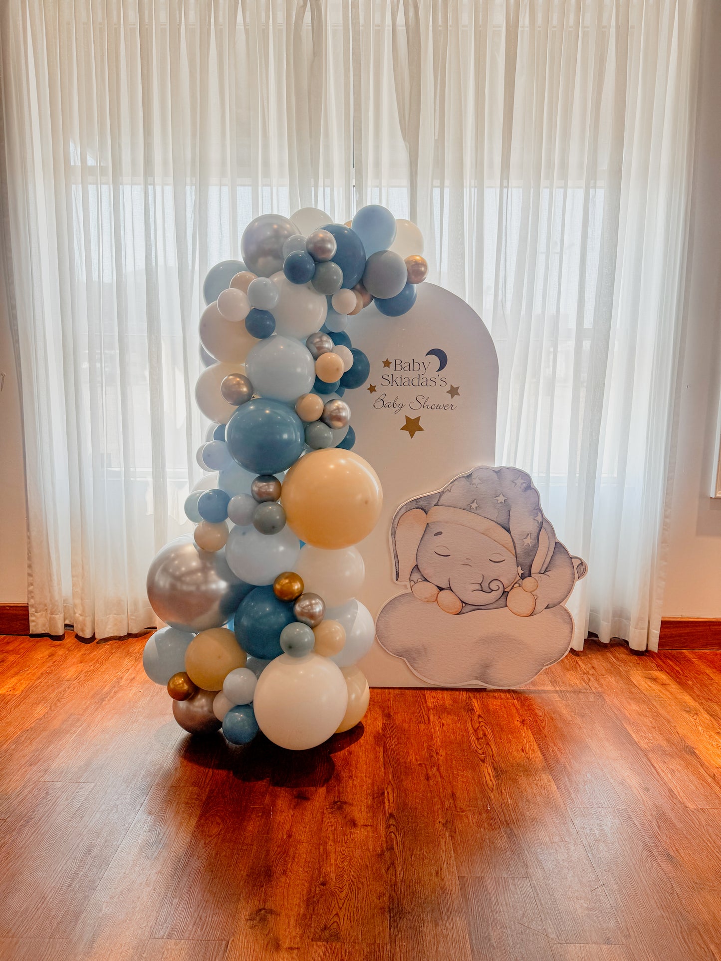 Middle solid balloon backdrop with cutout prop
