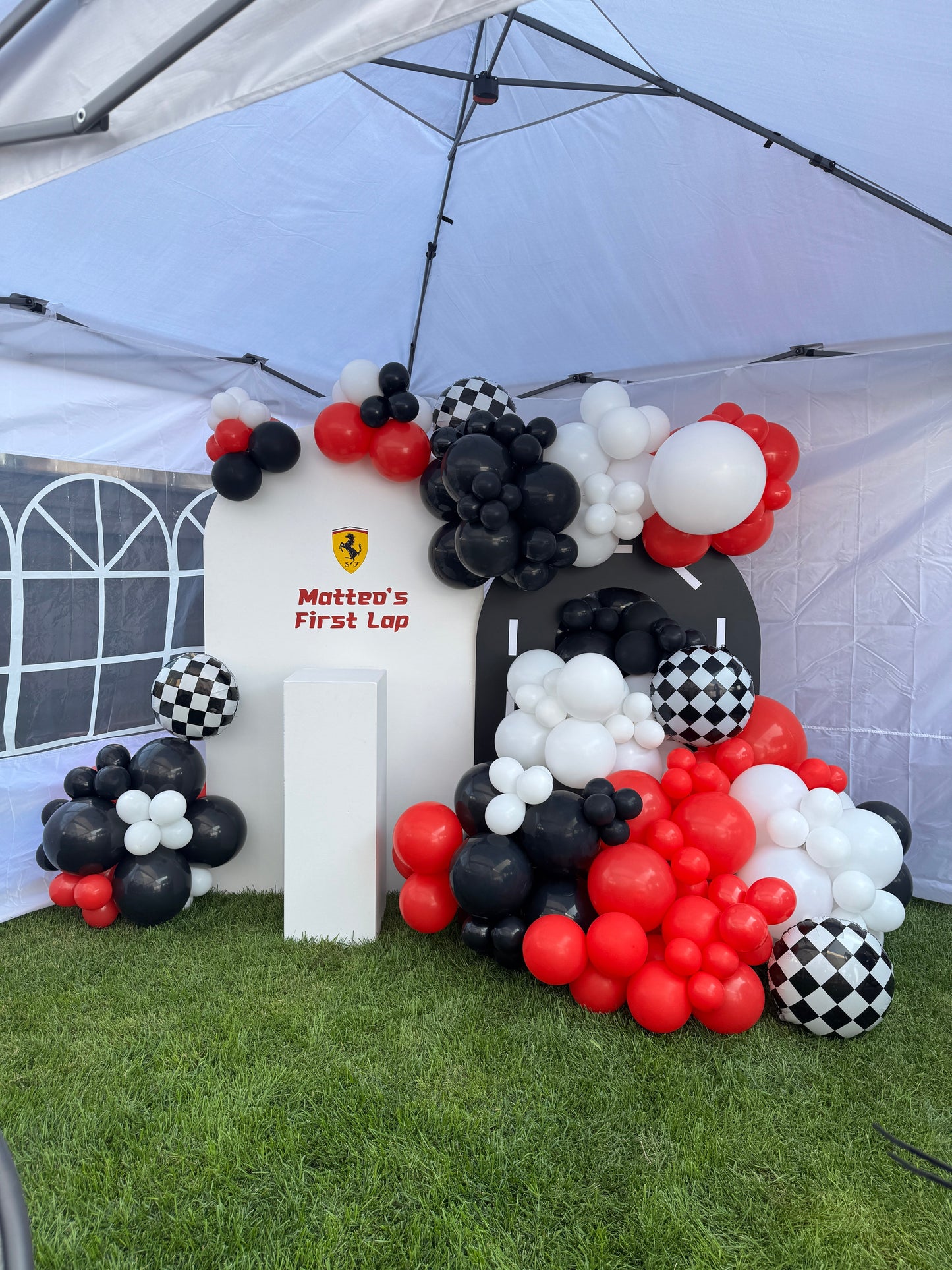 Double backdrop with balloons & cake stand